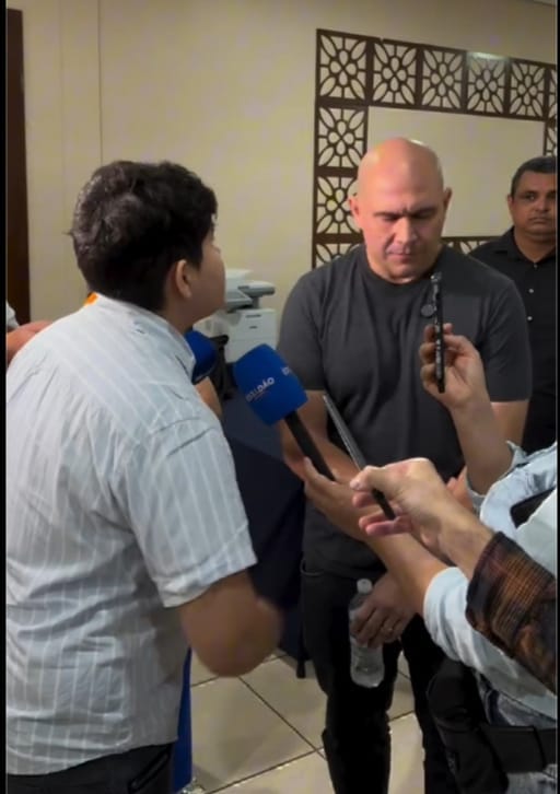 Militante confronta Abilio sobre veto ao pronome neutro e abilio rebate: “Todys é chocolate”