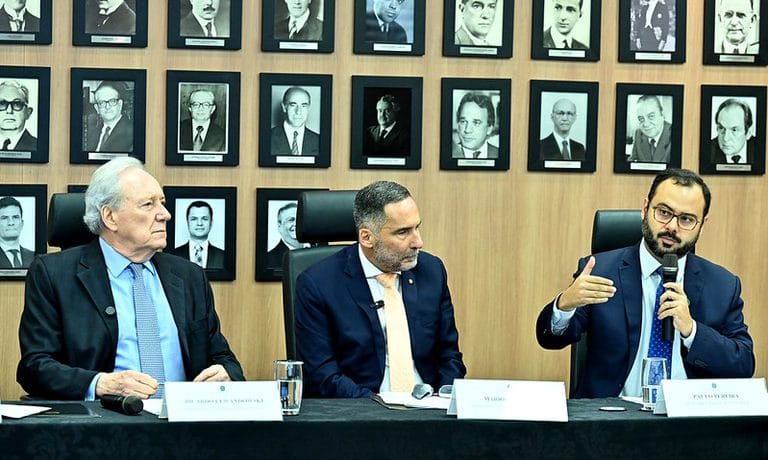 Governo cria comitê nacional para conter casos de intoxicação por metanol e proteger consumidores