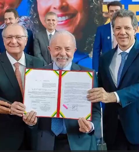 Presidente Lula sanciona ampliação da faixa de isenção do IR para quem ganha até R$ 5 mil