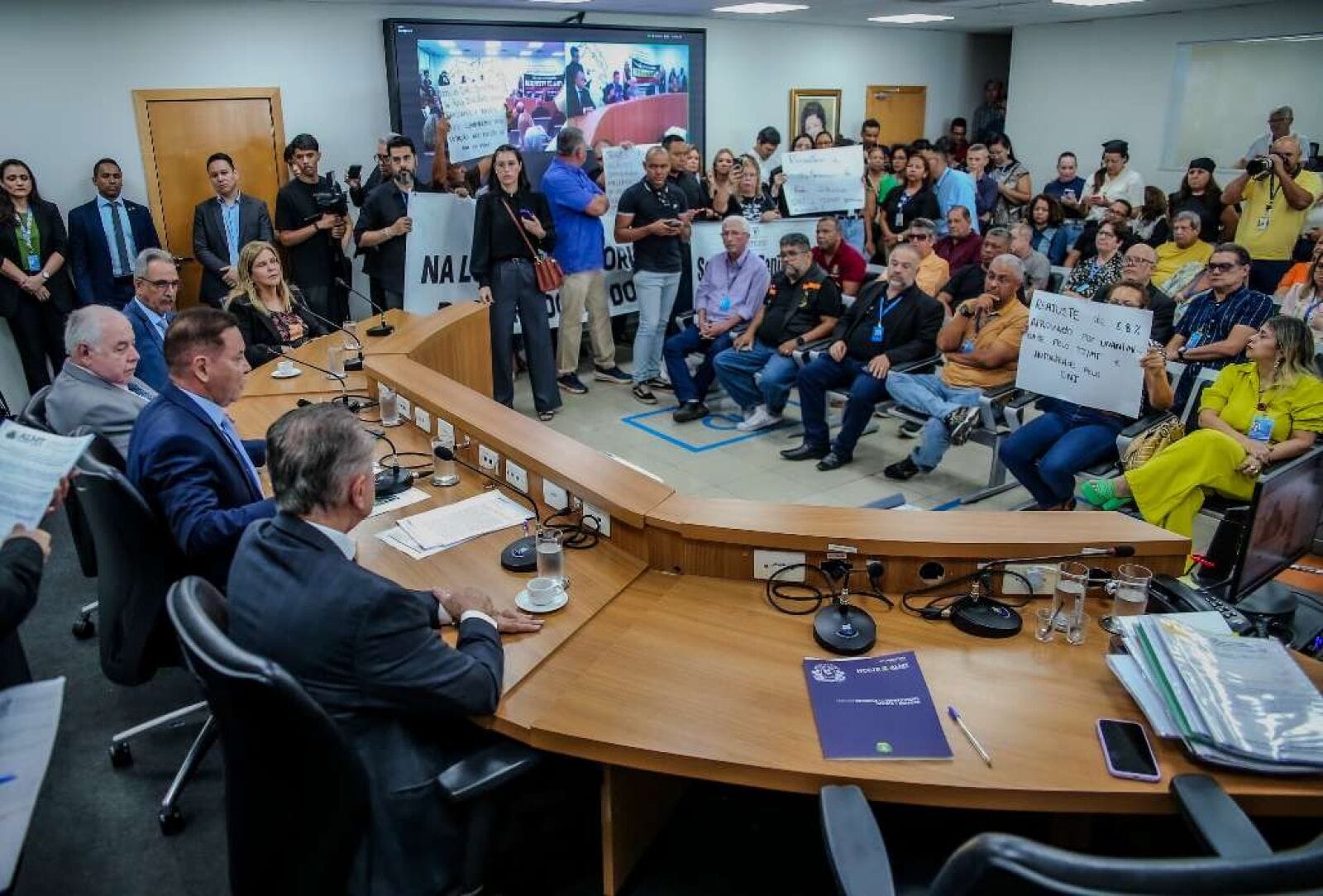 CCJR adia votação de reajuste do TJMT após novo pedido de vista; servidores protestam e ameaçam greve