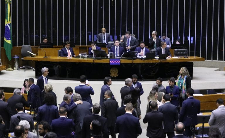 Câmara dos Deputados aprova PL que endurece penas ao crime organizado e oposição comemora