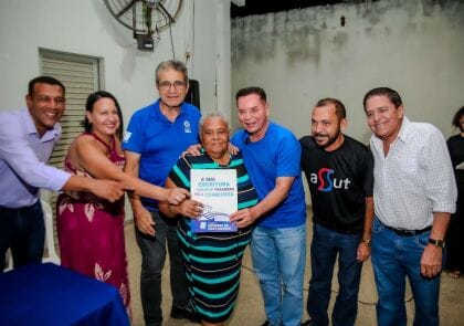 “Garantir moradia segura e cidadania é nosso compromisso”, diz Botelho ao entregar 115 escrituras a famílias