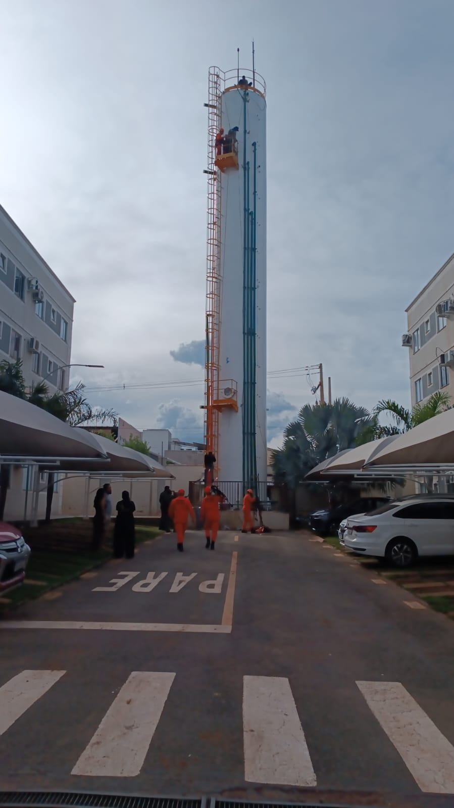 Trabalhador cai em caixa d’água durante serviço em condomínio de Cuiabá