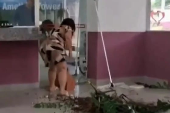 Mãe de corretora morta pelo síndico se desespera e destrói condomínio; VEJA O VÍDEO