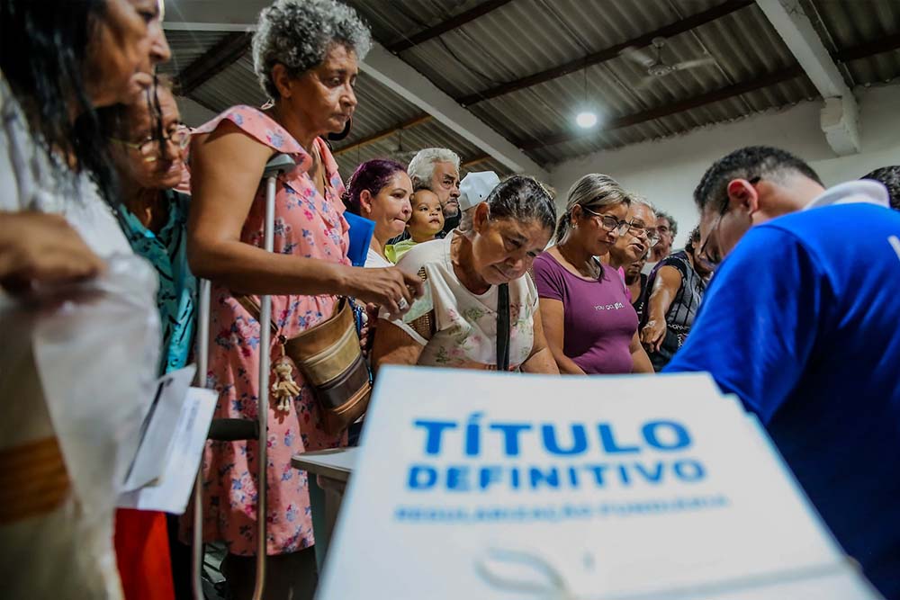 “Essa é a sexta etapa e garante dignidade e segurança às famílias”, diz Botelho ao entregar escrituras no Pedra 90