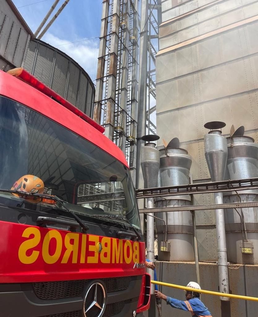 Corpo de Bombeiros combate incêndio em silo de empresa de agronegócios em Porto Alegre do Norte