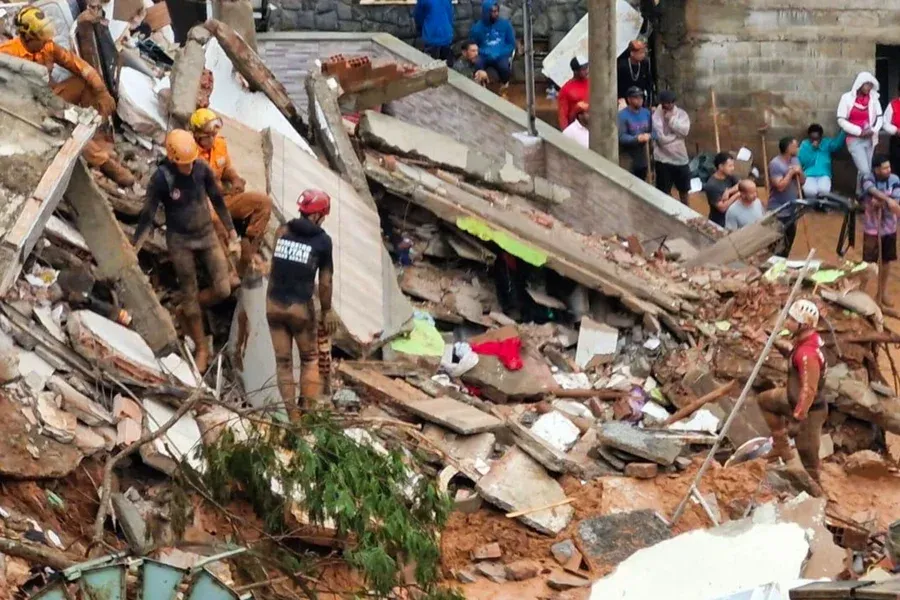 53 pessoas morrem após deslizamentos e inundações, e Corpo de Bombeiros diz: “Não vamos parar até encontrar todos”