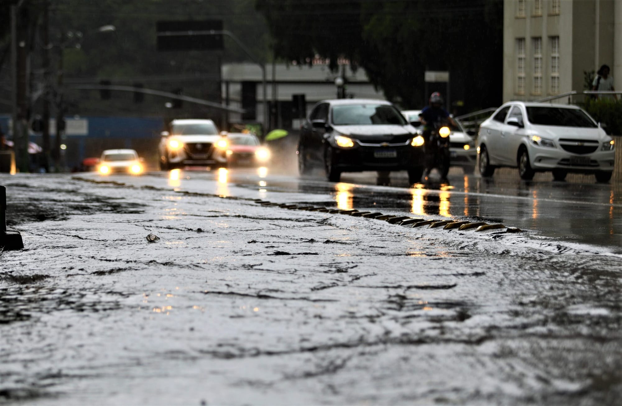 Semana em Cuiabá terá pancadas de chuva e alerta de ventos fortes e granizo