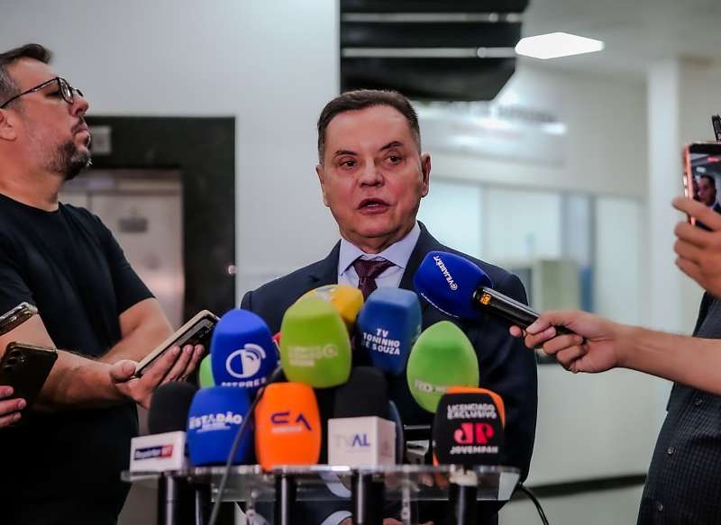 Botelho admite a possibilidade de saída do União Brasil durante entrevista ao vivo e diz: “conversas com MDB existem”