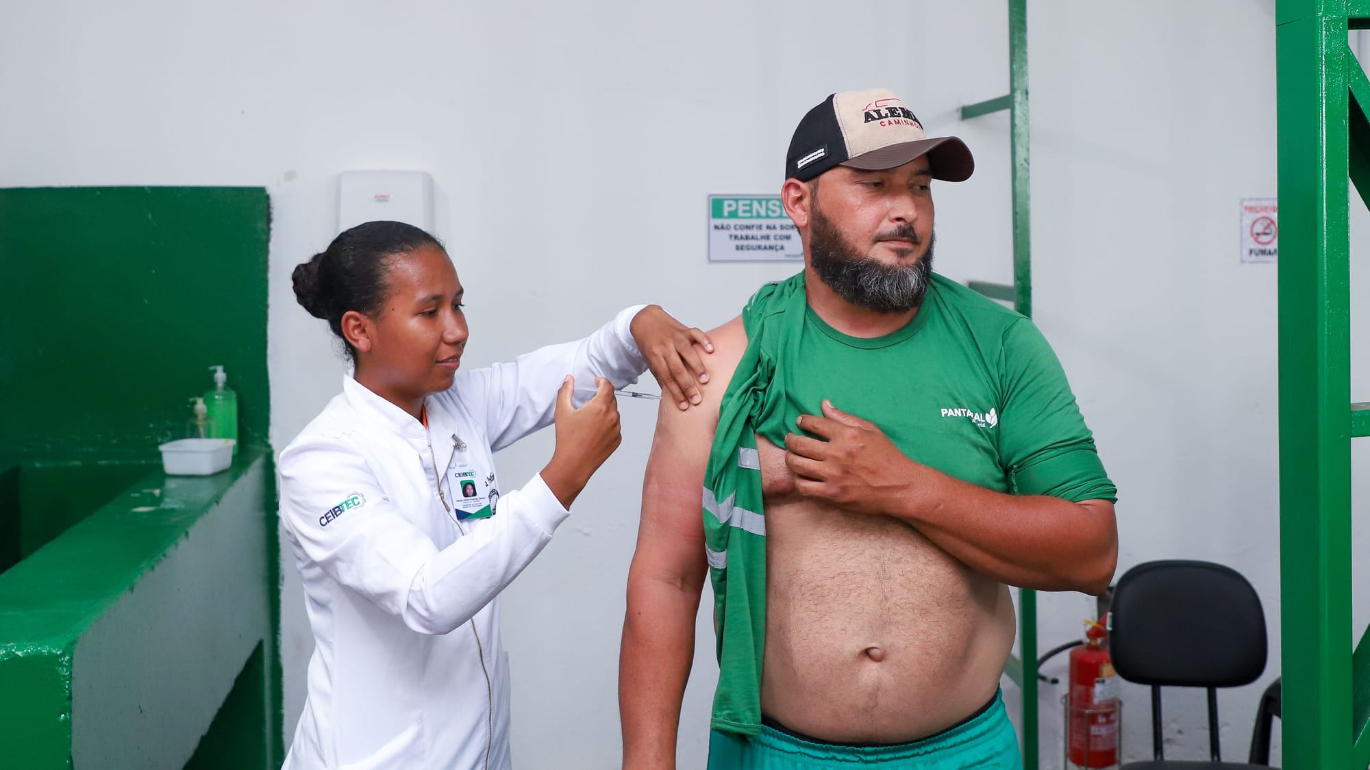 Cerca de 100 trabalhadores recebem vacinação em ação de saúde em Várzea Grande