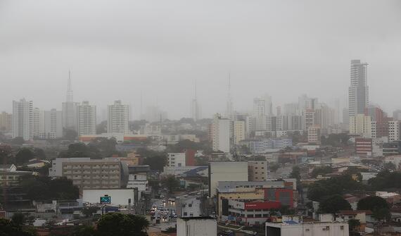 Fim de semana será de chuva em todo o estado e primeiro frio deve chegar em abril em Mato Grosso