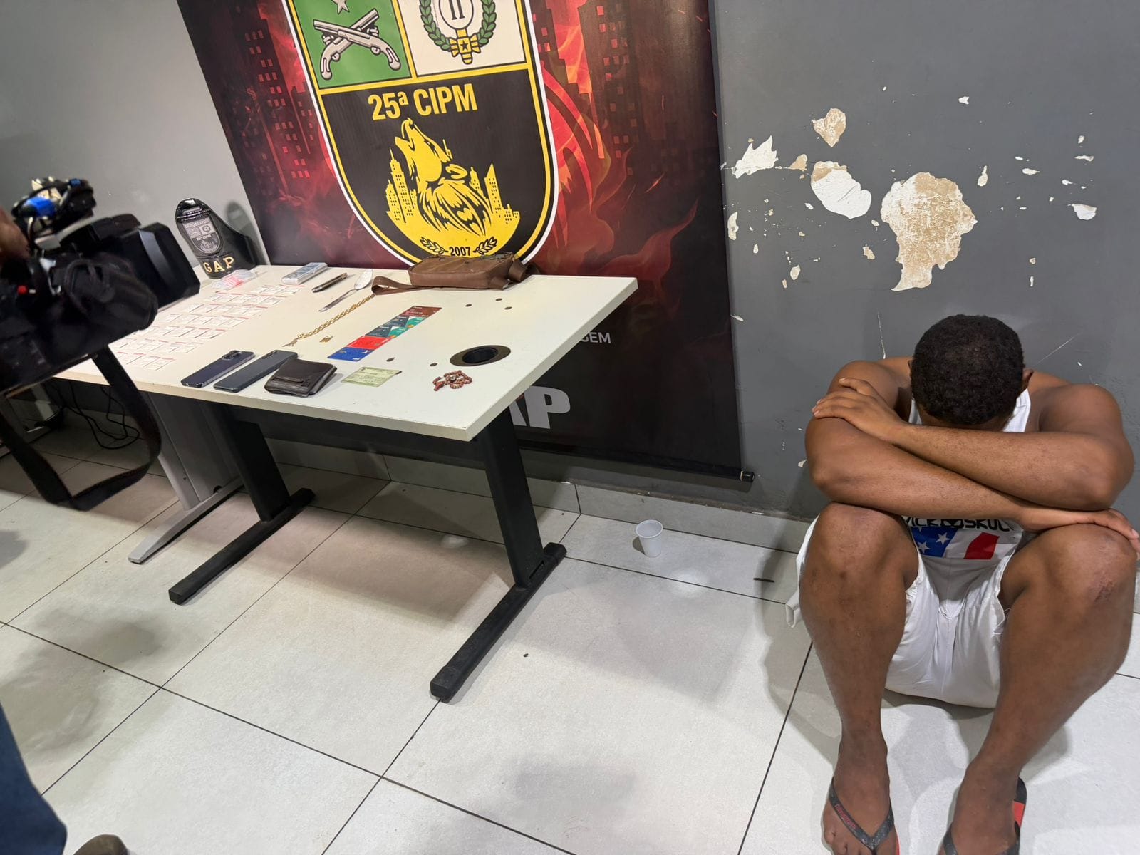 “Boca de fumo” em frente a escola termina com suspeito preso com cocaína em Várzea Grande