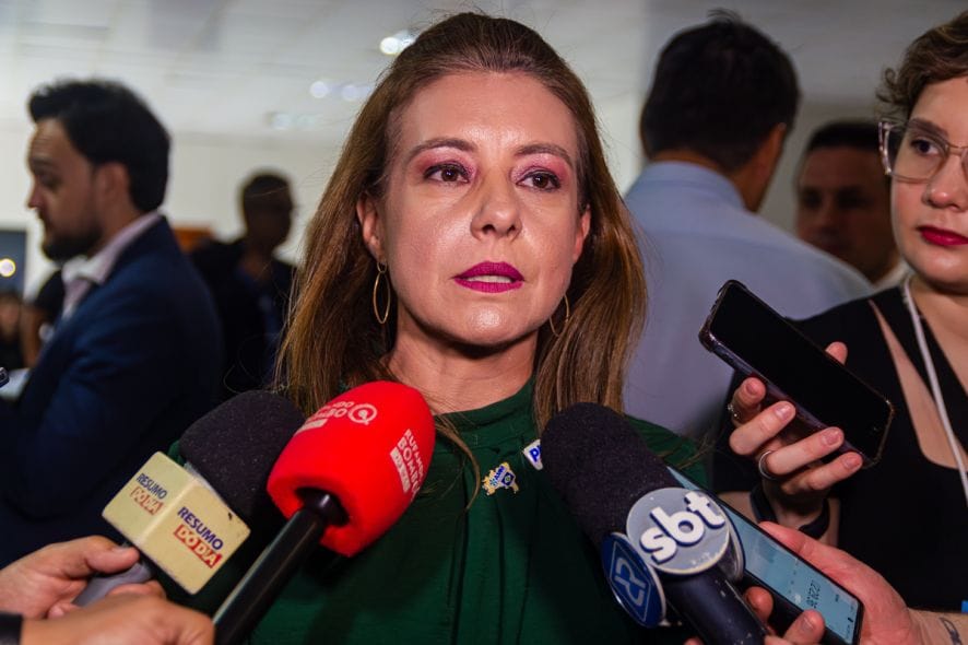 “Até quando suportar?”: prefeita de Várzea Grande se emociona após ataques e cobra respeito