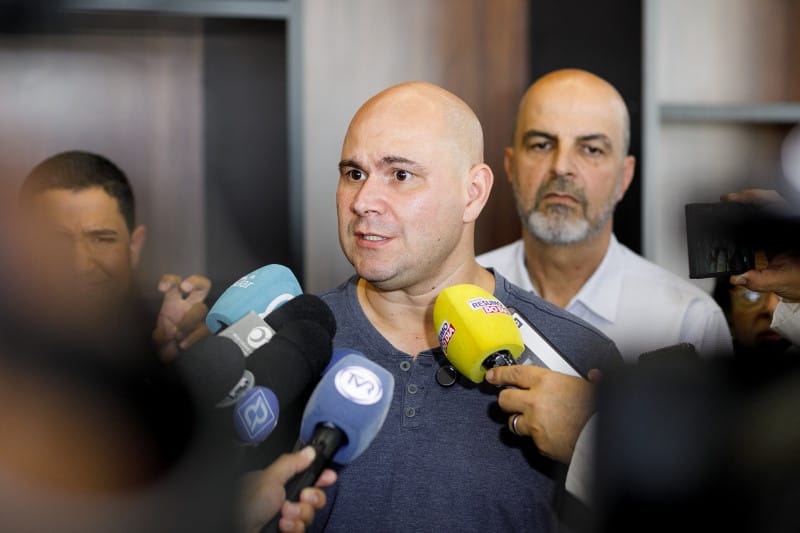 “Torço pelos dois”, diz Prefeito sobre pré-candidaturas de Wellington e Pivetta; VEJA O VÍDEO