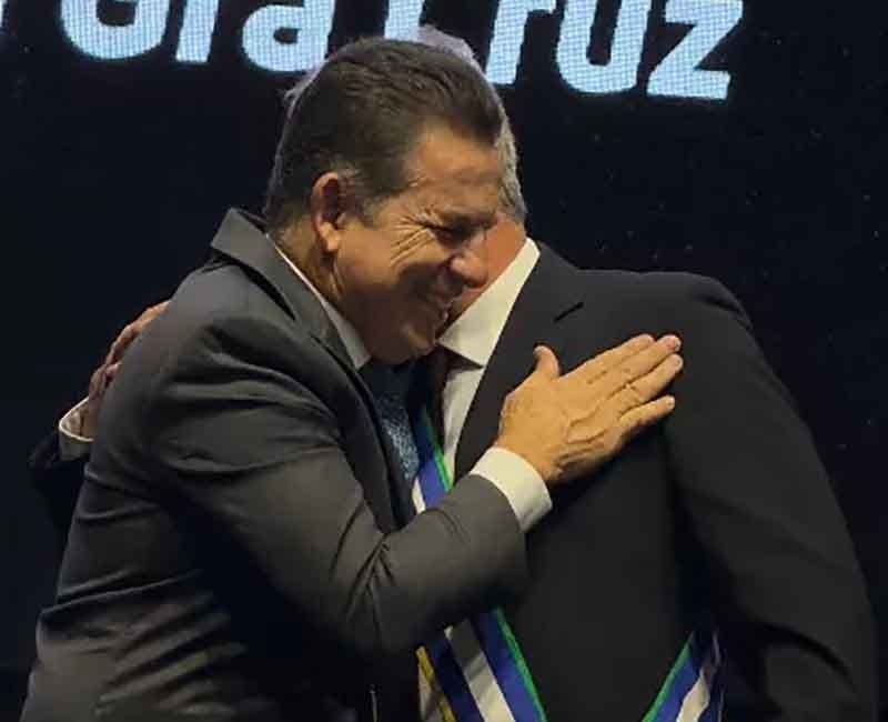 “Sempre esteve ao lado de MT”, afirma Governador ao condecorar Deputado