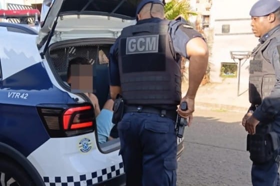 Padrasto espanca enteado de 13 anos com fio após garoto perder chave