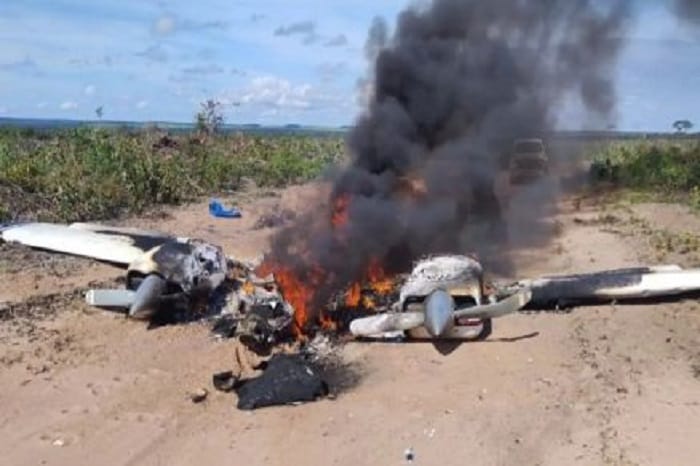 Avião bimotor cai, explode e mobiliza forças de segurança em estrada rural de MT