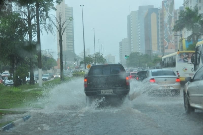 Cuiabá amanhece com chuva e deve ter fim de semana de instabilidade e calor