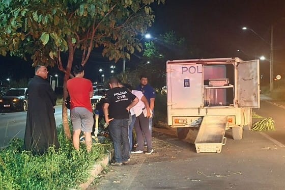 Jovem morre após perder controle da moto e bater em árvore na Avenida das Torres; VEJA O VÍDEO