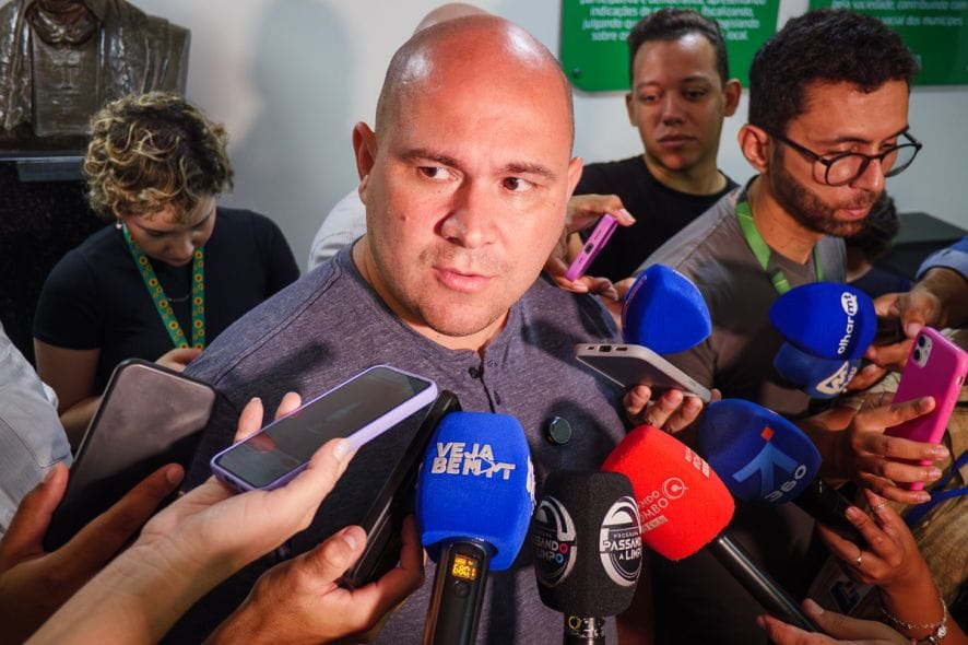 “Águas Cuiabá destrói o pavimento”, diz Prefeito ao propor tirar redes de água do asfalto