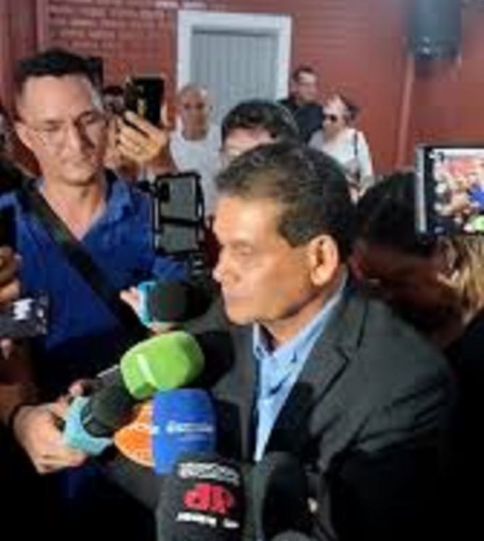 “Você está jogando a imprensa contra a prefeita”, dispara jornalista; ao presidente da Câmara que se irrita ao ser questionado; VEJA O VÍDEO