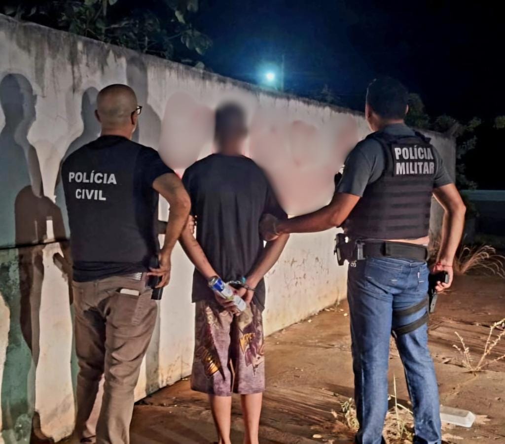 Jovem é detido após pichar prédio público com sigla de facção criminosa