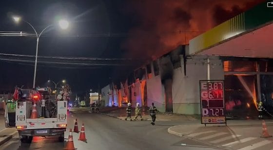 Incêndio de grandes proporções destrói depósito da Prefeitura de Várzea Grande; VEJA VÍDEO