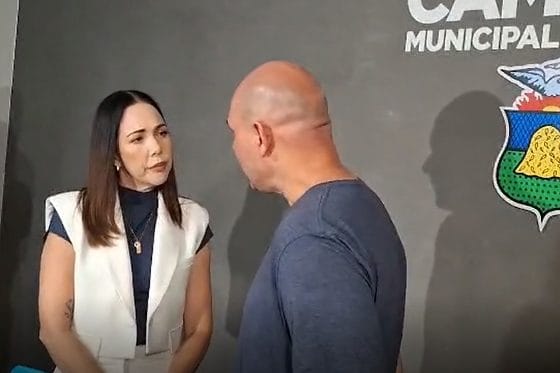 "Ela tem que reclamar é com vocês", diz Prefeito após críticas de Maysa sobre entrevistas na Câmara