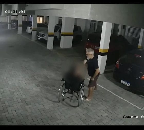 Pai é flagrado agredindo filho cadeirante dentro de condomínio