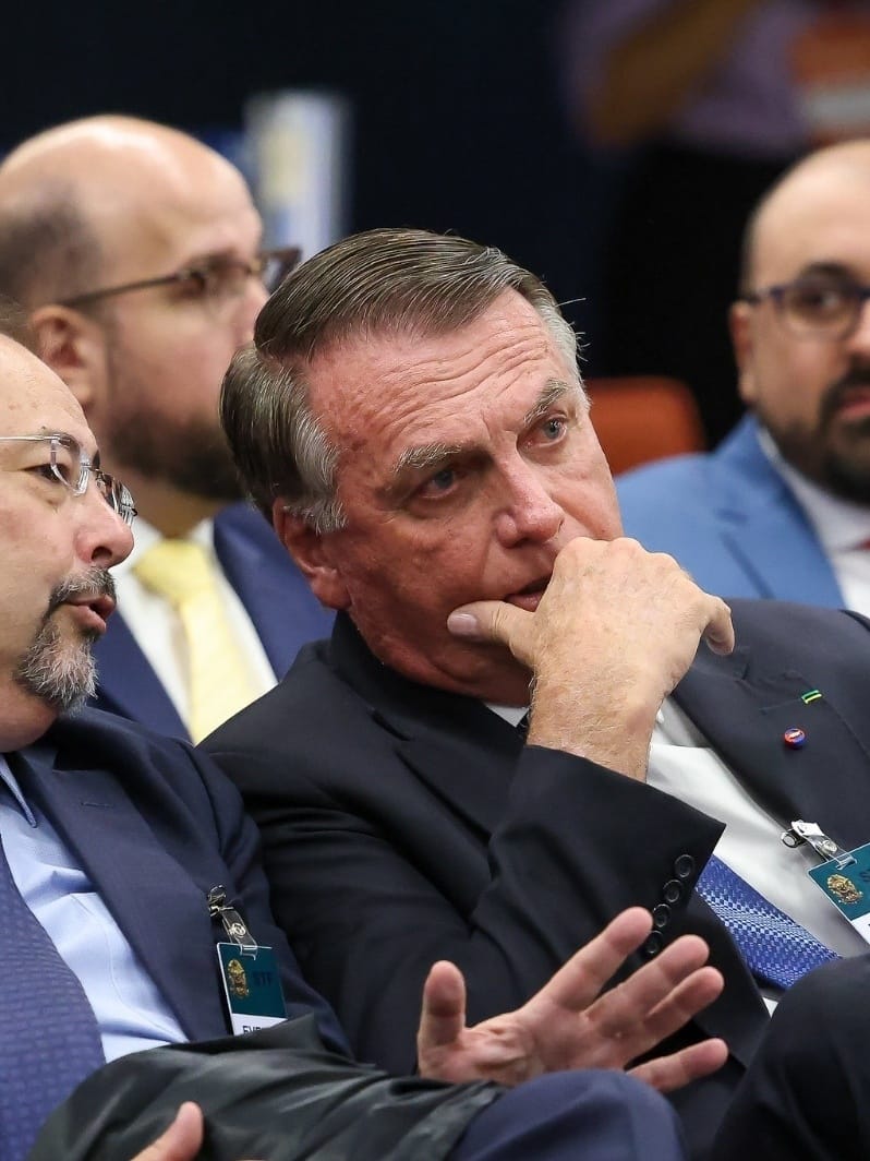 Polícia Federal faz busca na casa de Bolsonaro por armas, mas defesa diz que nada foi encontrado