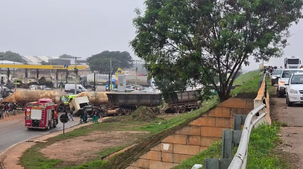 Carretas tombam de viaduto e uma invade garagem de empresa em Cuiabá; VEJA VÍDEO