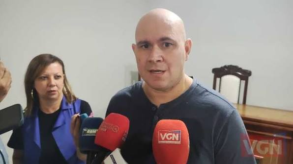 Prefeito diz que vereador defende lote de seis metros para beneficiar construtora da própria família; VEJA VÍDEO