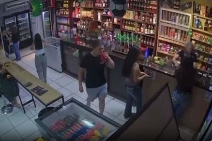 Câmeras mostram motorista bebendo antes de acidente que matou criança de 4 anos; VEJA VÍDEO