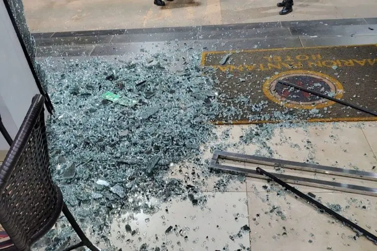 Homem escapa de ataque a tiros dentro de hotel em Várzea Grande; VEJA VÍDEO