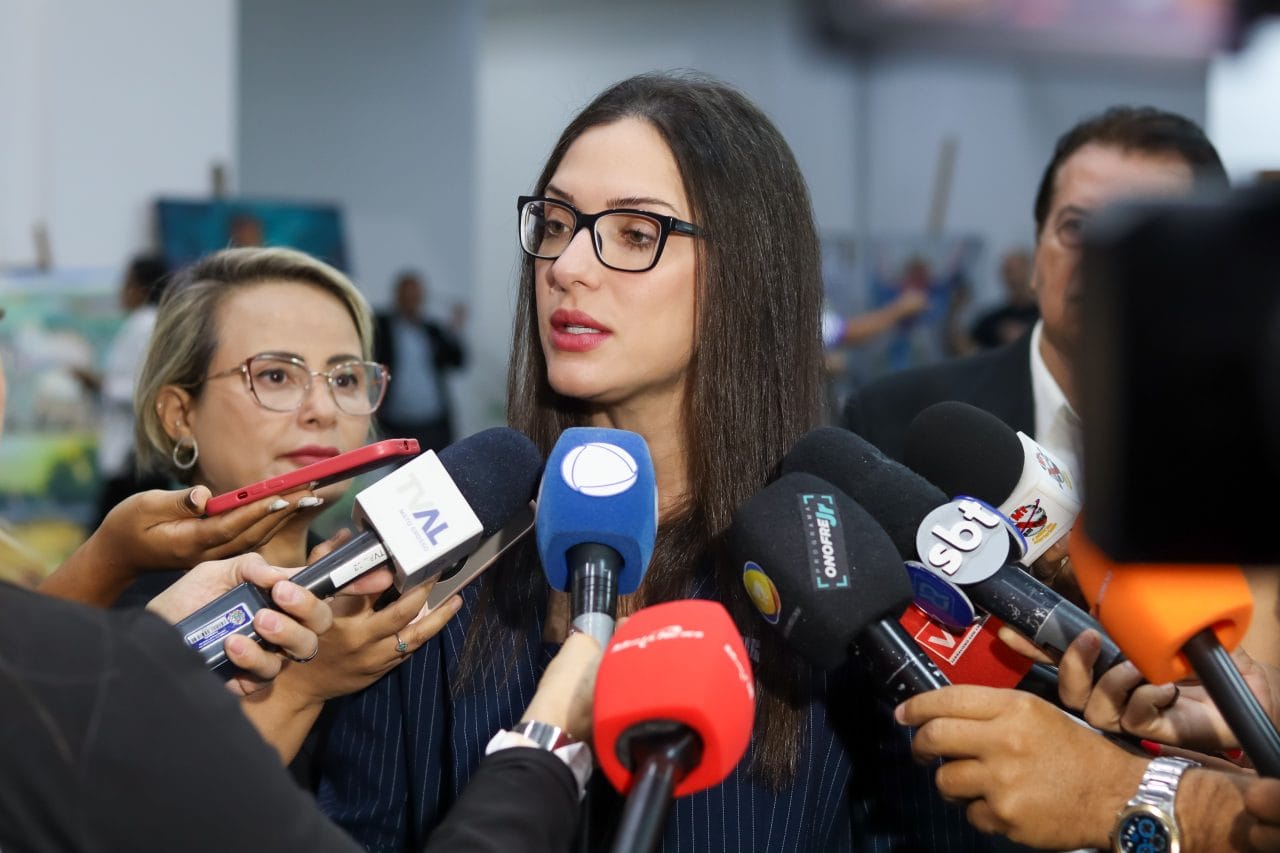 Janaina aciona TRE e cobra divisão igual do horário eleitoral com Medeiros