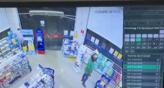 Homem invade farmácia, ameaça funcionárias e foge com cinco pacotes de fraldas em Cuiabá