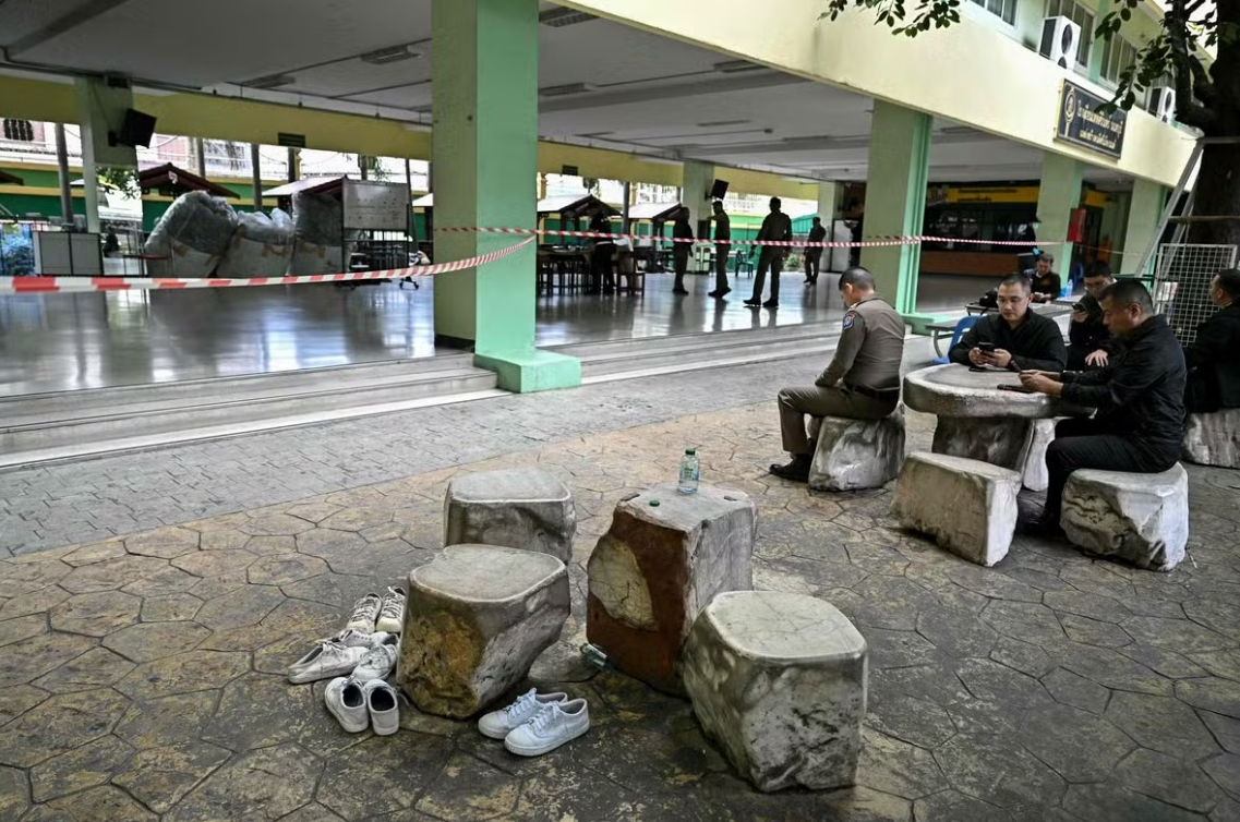 Adolescente mata os avós e mais seis pessoas durante ataque a tiros em escola