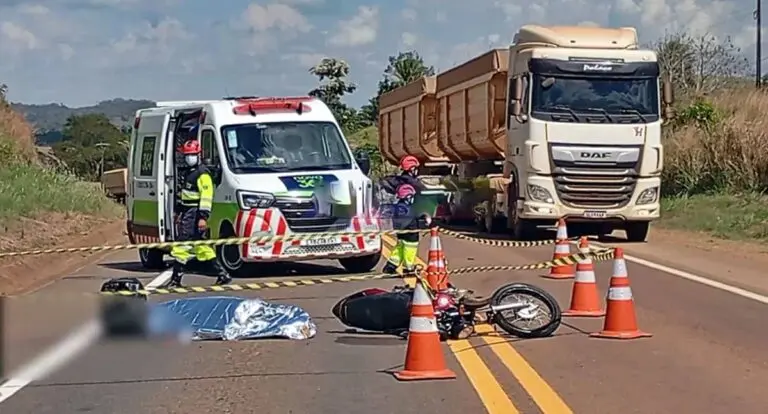 Motociclista morre após invadir pista contrária e bater de frente com caminhão