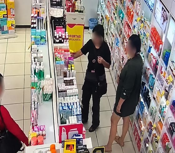 Mãe é presa e filha de 17 anos apreendida por furtos em farmácia de Várzea Grande
