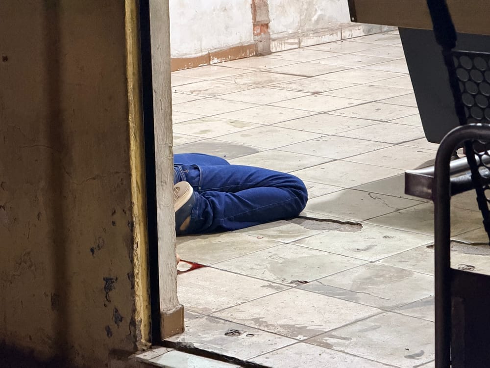 Homem com passagens criminais é morto a tiros dentro de bar