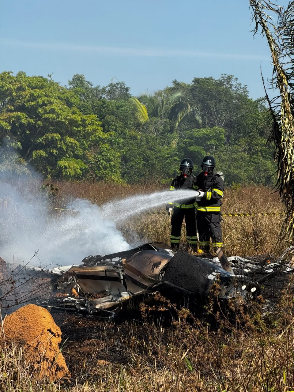 Aeronave cai em área rural e três pessoas são encontradas mortas entre os destroços
