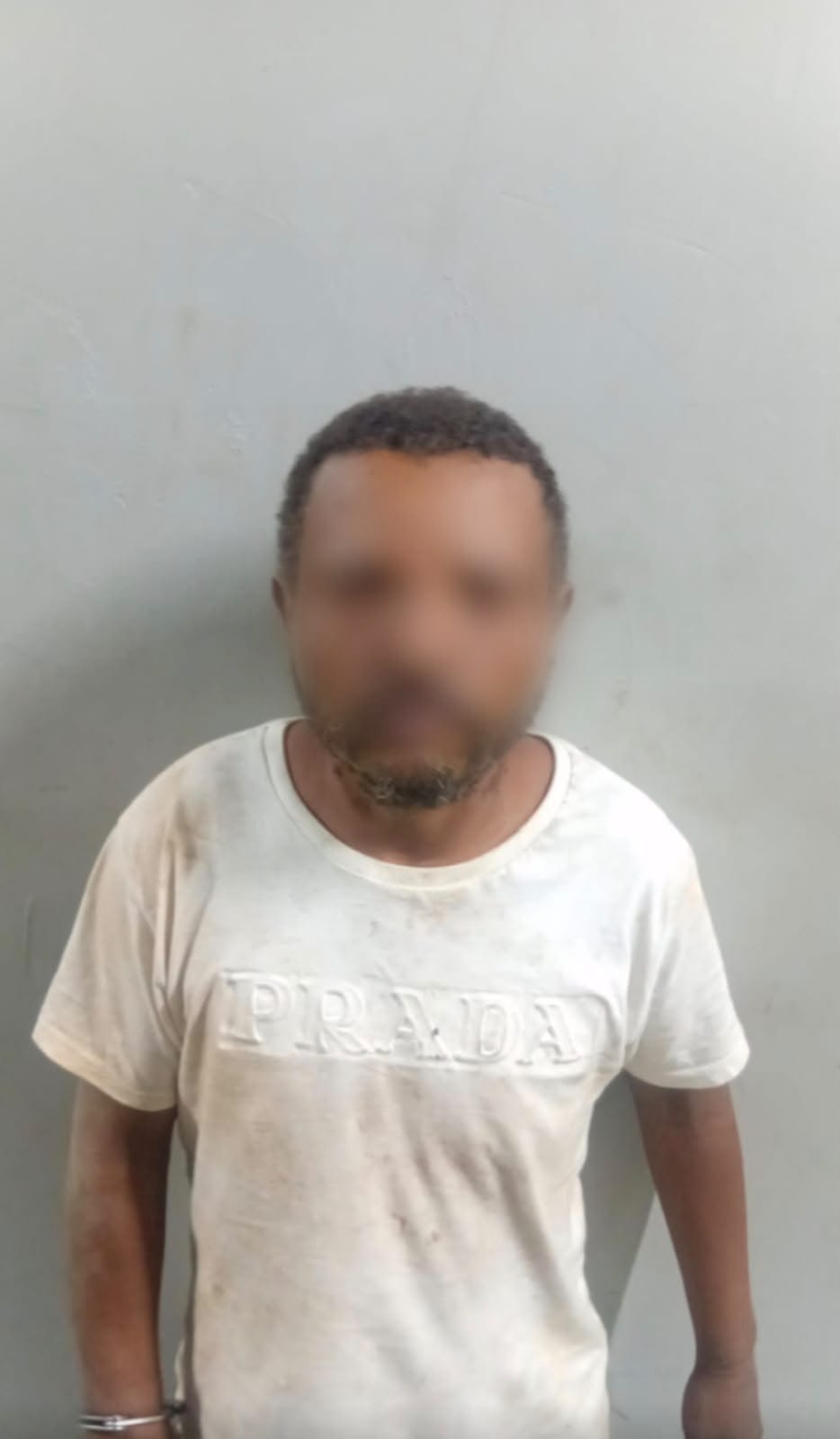 Homem invade lavanderia, ameaça clientes e tenta fugir durante abordagem da PM