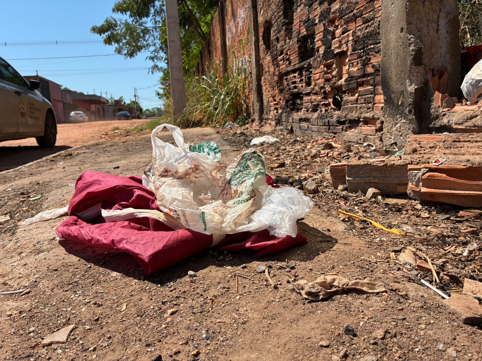 Recém-nascida é encontrada morta dentro de sacola em terreno baldio; VEJA VÍDEO
