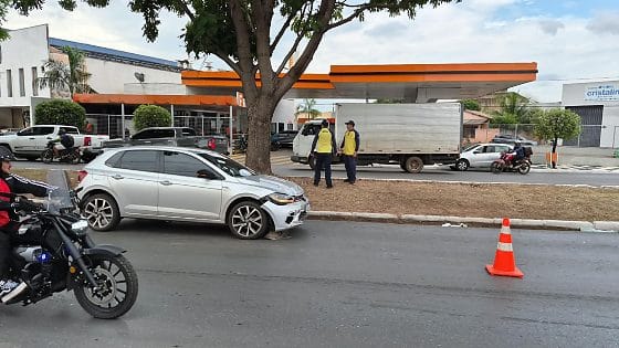 Idoso morre atropelado após carro atingir motociclista que  em Cuiabá; VEJA VÍDEO