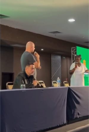 Prefeito adverte professora sobre pronome neutro e ela se retira do local