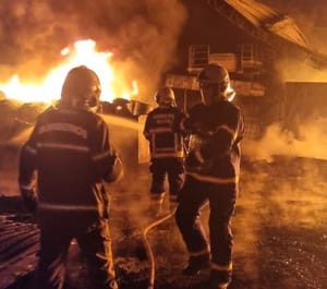 Incêndio de grandes proporções atinge empresa de reciclagem no bairro Coophamil em Cuiabá