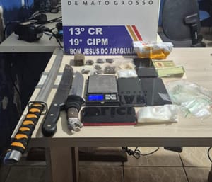 Polícia Militar detém quadrilha por tráfico e localiza drogas escondidas no forro do teto