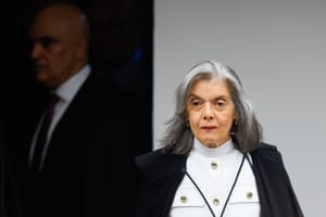“Não são admissíveis sinalizações políticas de magistrados”, afirma Cármen Lúcia