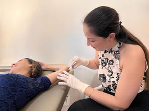 “Estamos ampliando a autonomia das mulheres”, diz secretária sobre chip gratuito em Cuiabá