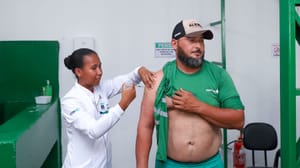 Cerca de 100 trabalhadores recebem vacinação em ação de saúde em Várzea Grande